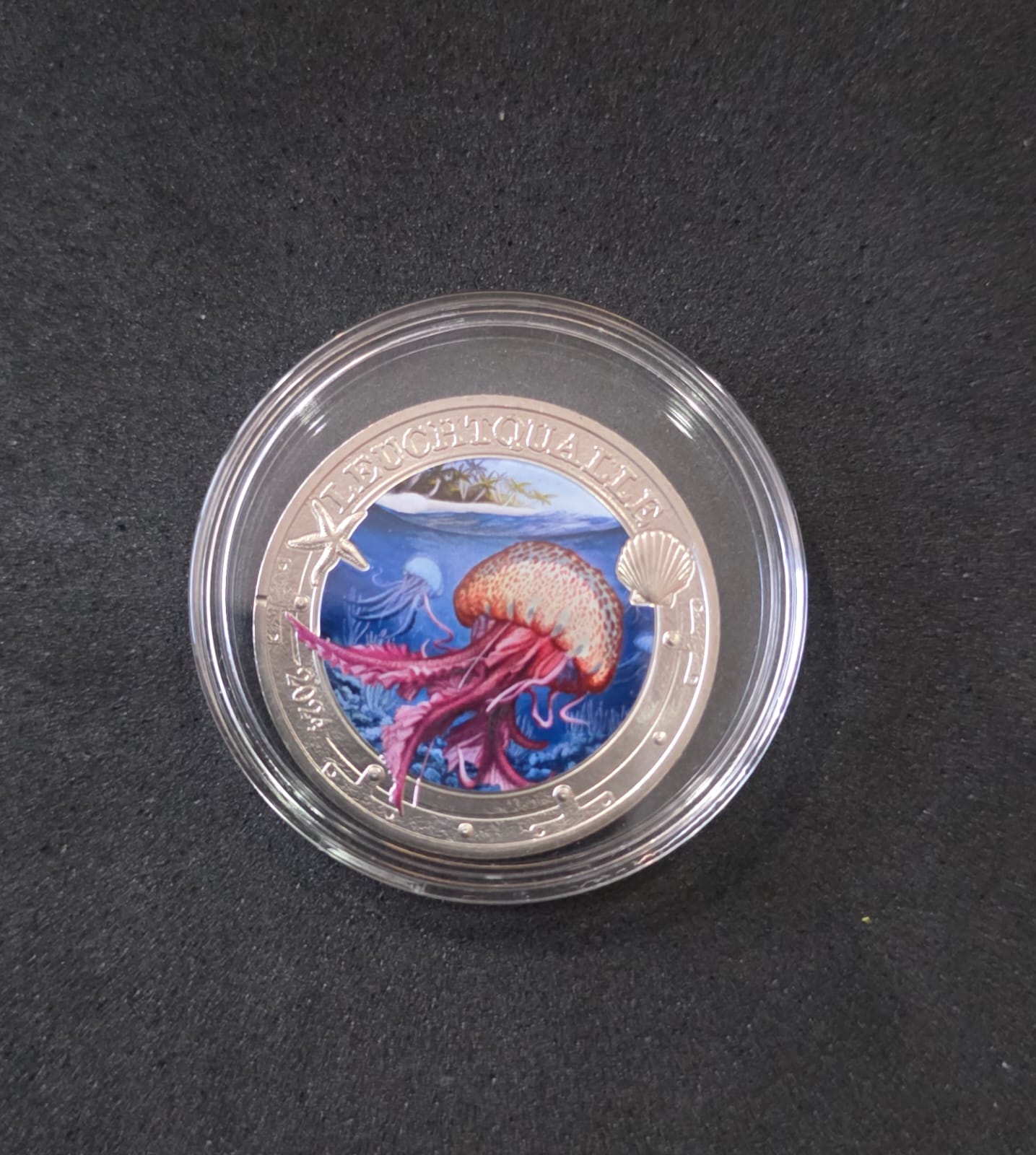 Monedas a color con efecto luminiscente: Medusa 2025